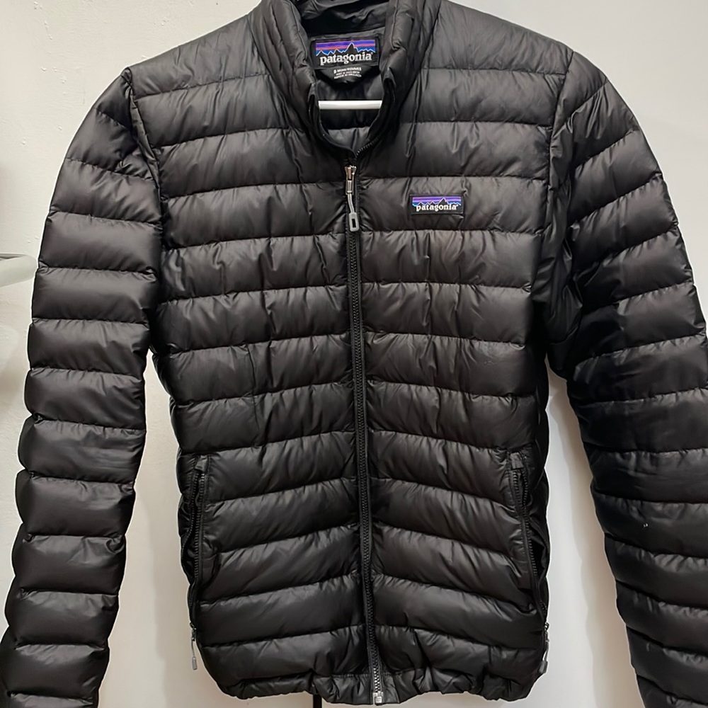 Excellent condition lightly used Patagonia thin down jacket.